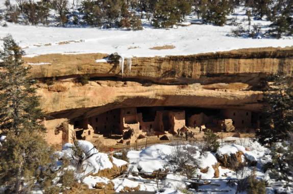 Ruínas de uma pequena cidade puebla numa toca natural na rocha do Mesa Verde National Park, no Colorado, nos Estados Unidos